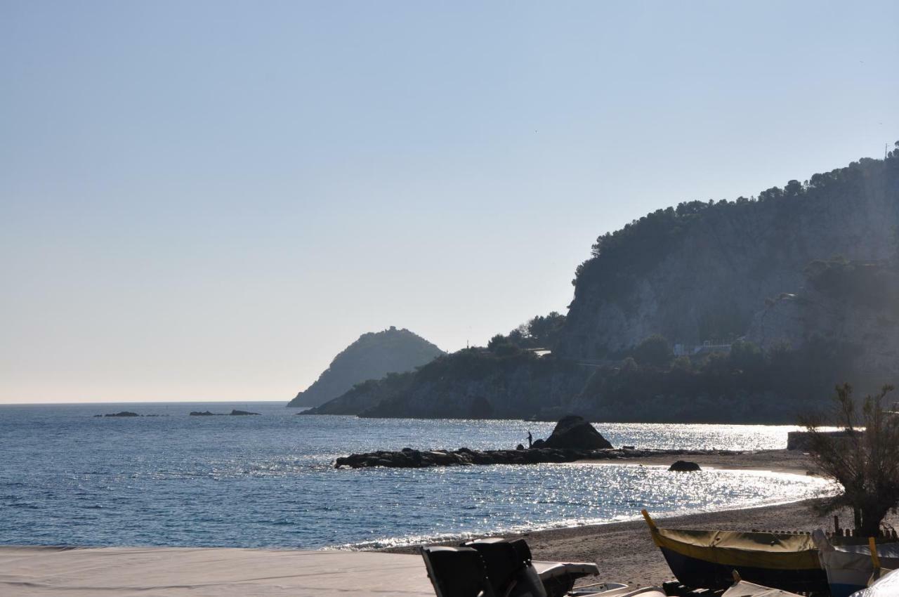 Una Spettacolare Vista Mare - Casa Con Jacuzzi Bergeggi Exterior foto